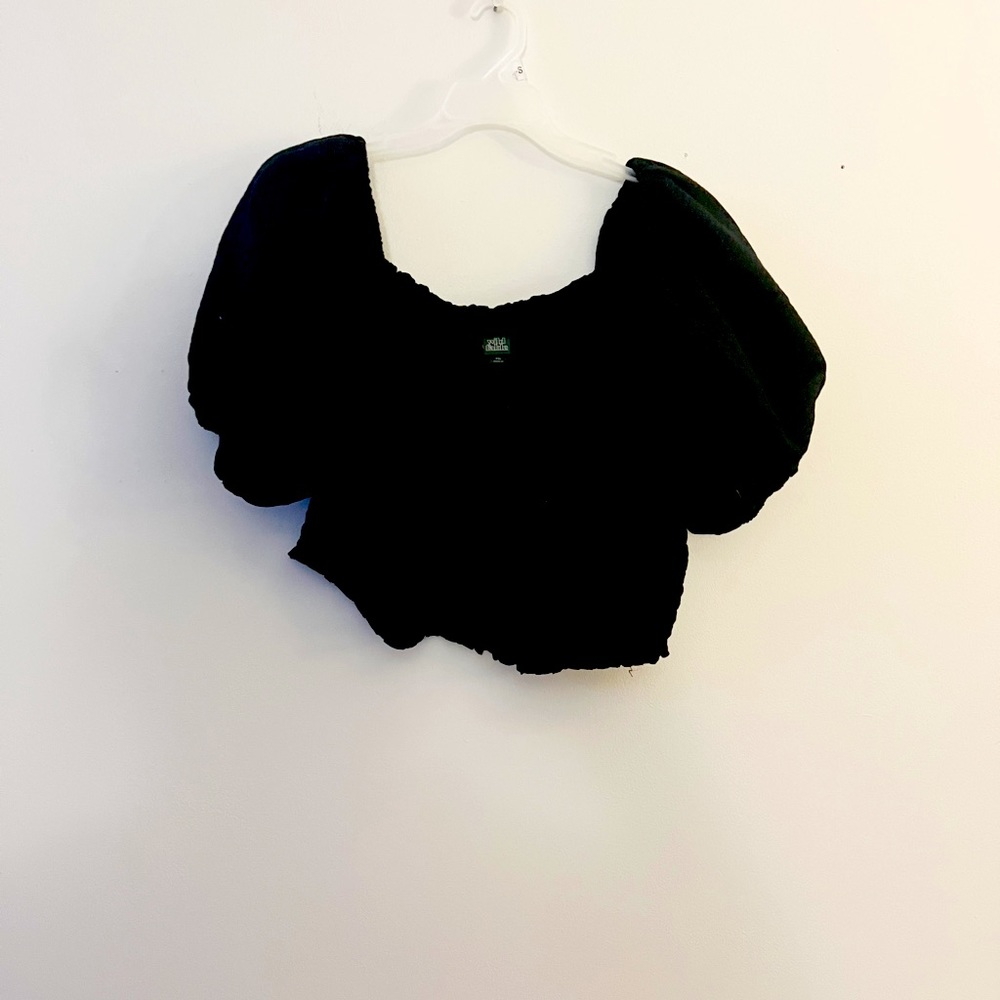 cropped black puff sleeve